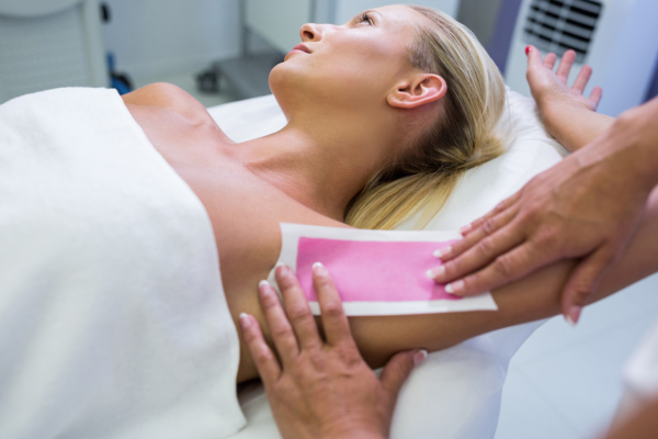 Epilarea cu ceară a zonelor sensibile – ritual de frumusețe și îngrijire personală 